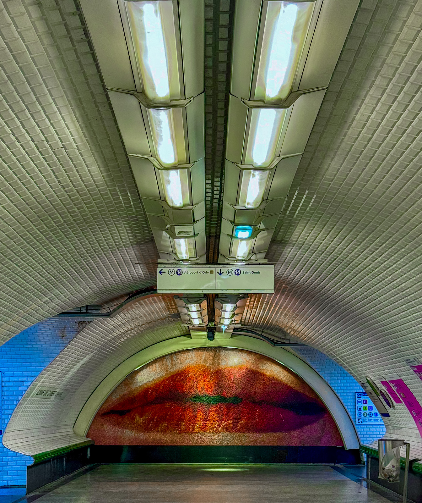 Paris Metro Lips