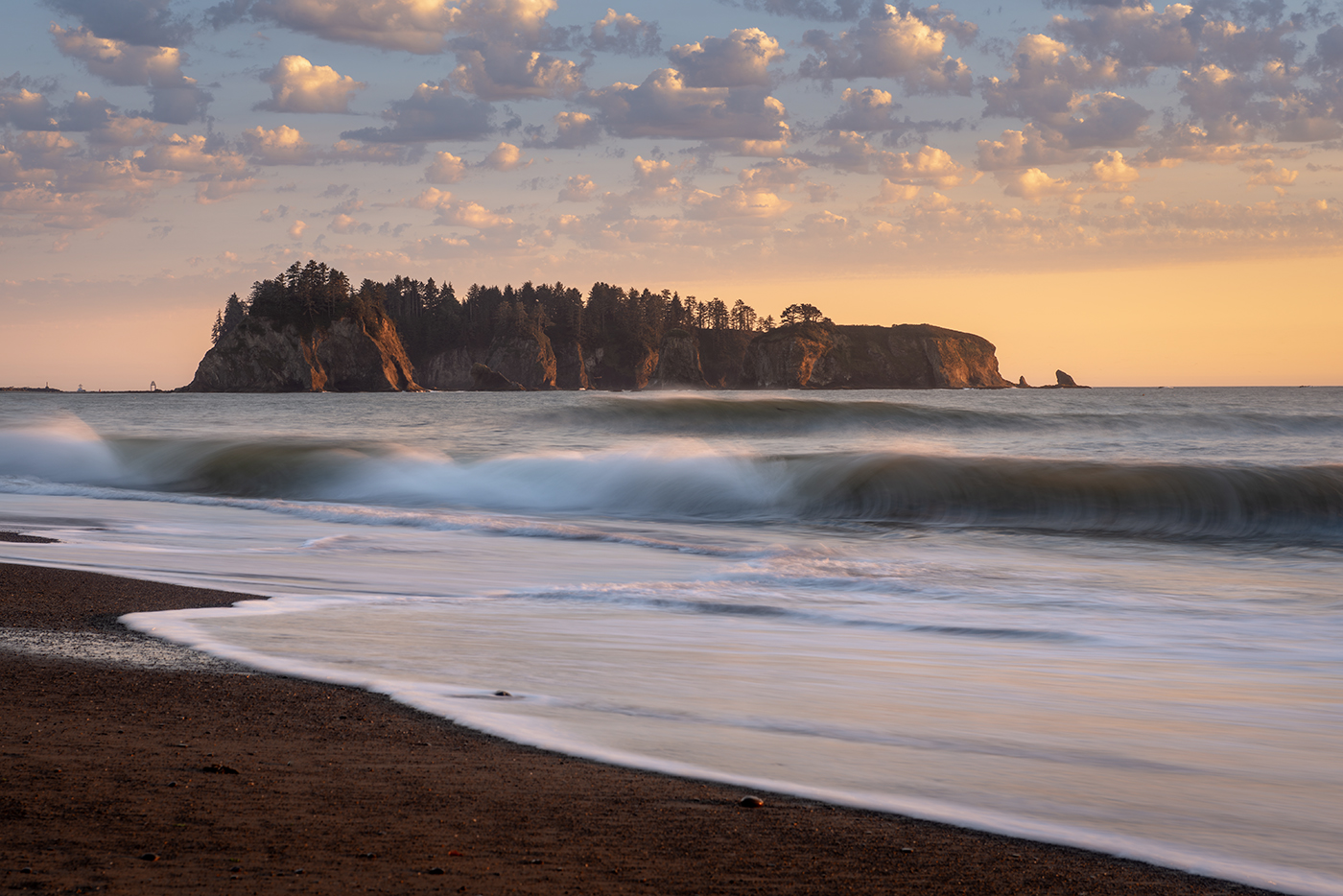 The mountains of the Liato Sea Peninsula by Zhicai Ren
