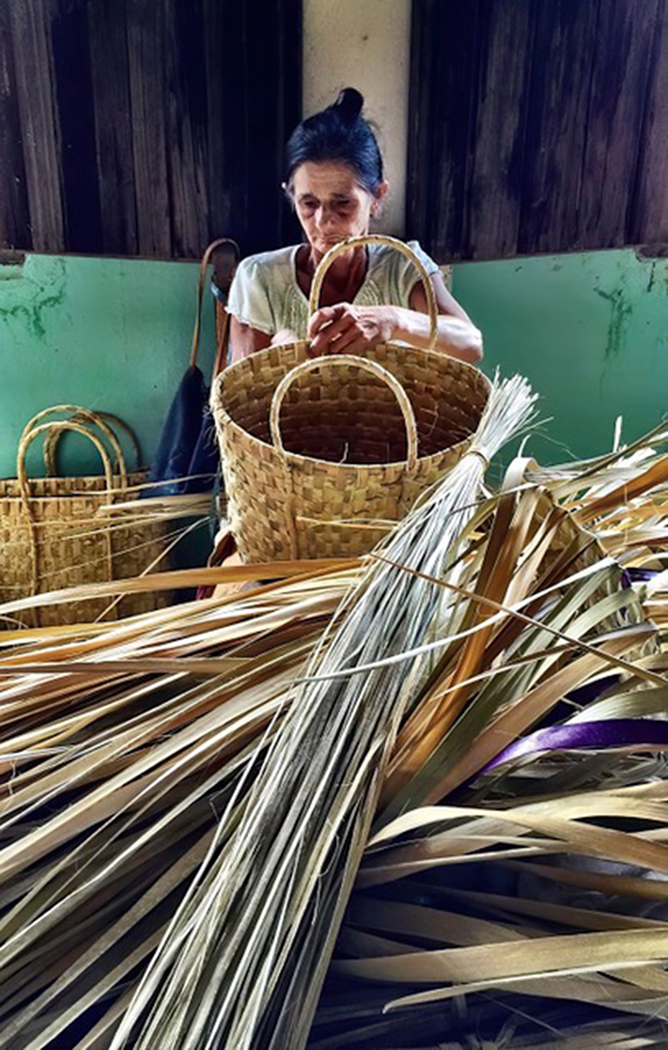 Making baskets in Cuba by Esther Steffens