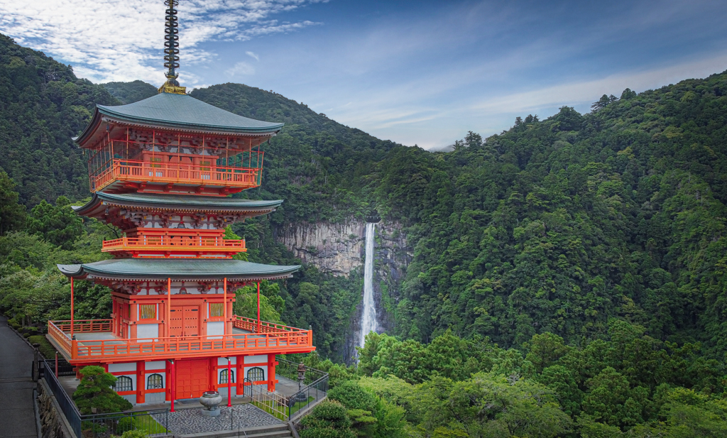 Pagoda of Seigantoji and Nachi no Taki Waterfall (Japan) by Sylvie Tas